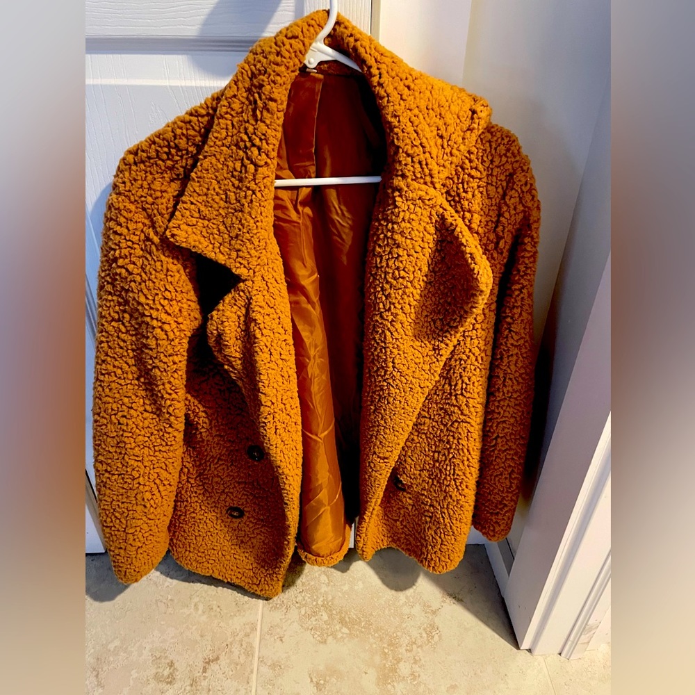 Beautiful Camisa polyester jacket. NEVER WORN.